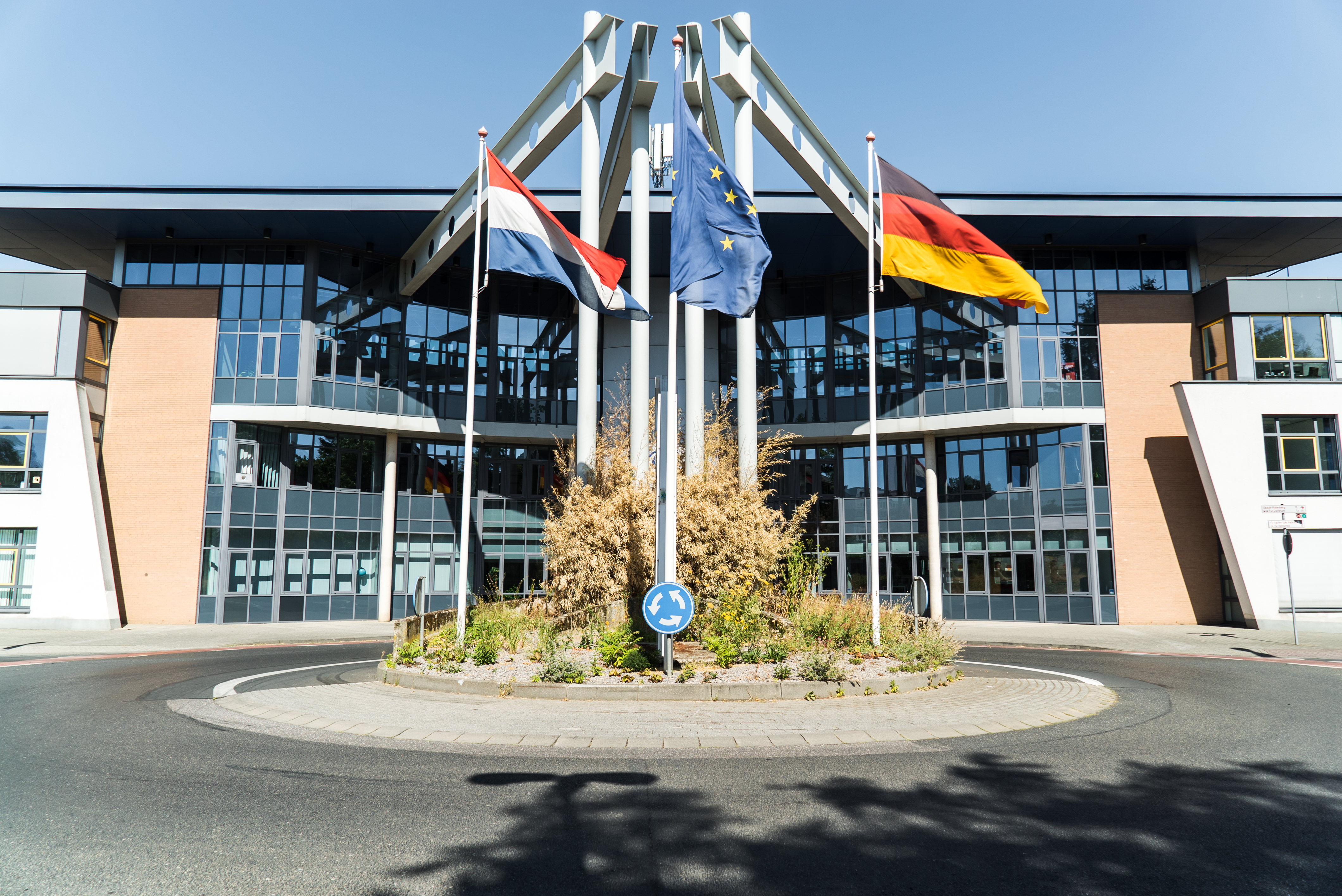 Vorderansicht EBC mit Flaggen